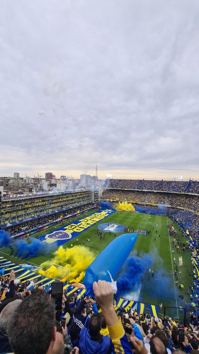 llevan 80 mil personas y cantan cuando hacen un gol nomas, no hay una bandera, un papelito, un globo, estadio gris y sin alma, a mi dame toda la vida mi gente y mi fiesta, agradecido de estar del lado correcto de la vida.