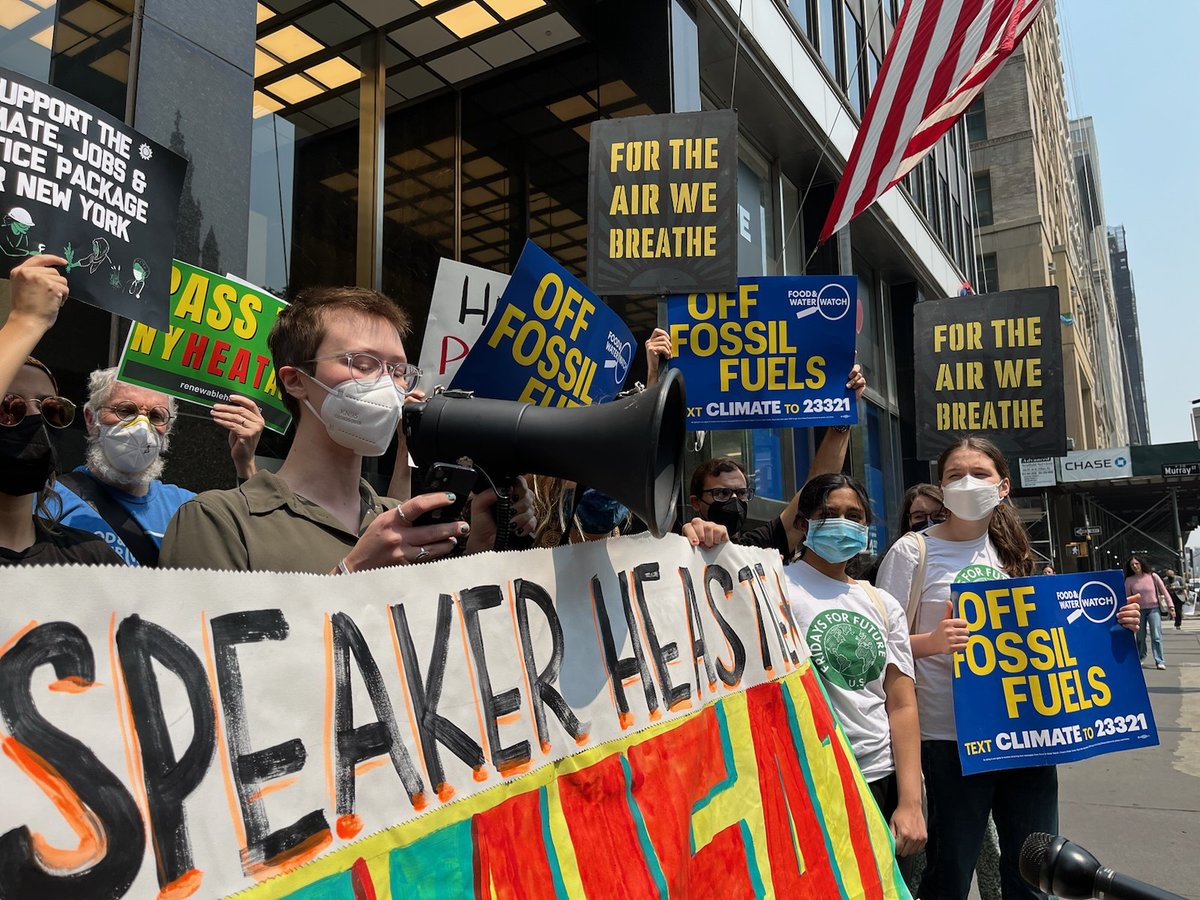Today, New Yorkers choking through smoke, rallied outside @CarlHeastie's NYC office to demand he act on the climate crisis and pass #NYHEAT today. 

We're in an emergency. Show some urgency! 

foodandwaterwatch.org/2023/06/08/as-…