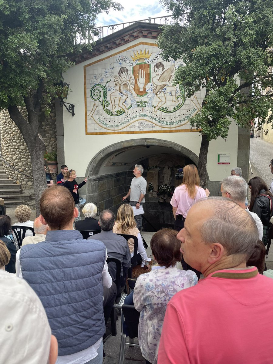 aadriangilcalle's tweet photo. Cel.lebrant la restauració de la la font de la Marr ee Deu de #Manlleu, encara recirdo els ciris que posava la gent de Manlleu i de la comarca, il.lusió de veure-la restaurada, #anemperfeina https://t.co/GY145cEqMv