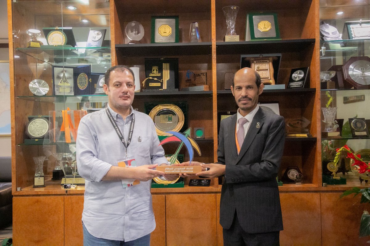 SaudiArcheryFed's tweet photo. استقبل نائب سفير #السعودية لدى سنغافورة سعادة المستشار: عمر الحارثي ، رئيس وفد #المنتخب_السعودي للسهام الاستاذ موسى الغيث والطاقم الاداري للاتحاد السعودي للسهام 

شكر الغيث سفارة المملكة @KSAembassySOM على حفاوة الاستقبال والمساندة ، كما سلم الى نائب السفير درع اتحاد السهام. https://t.co/oYkgSBZ3sw