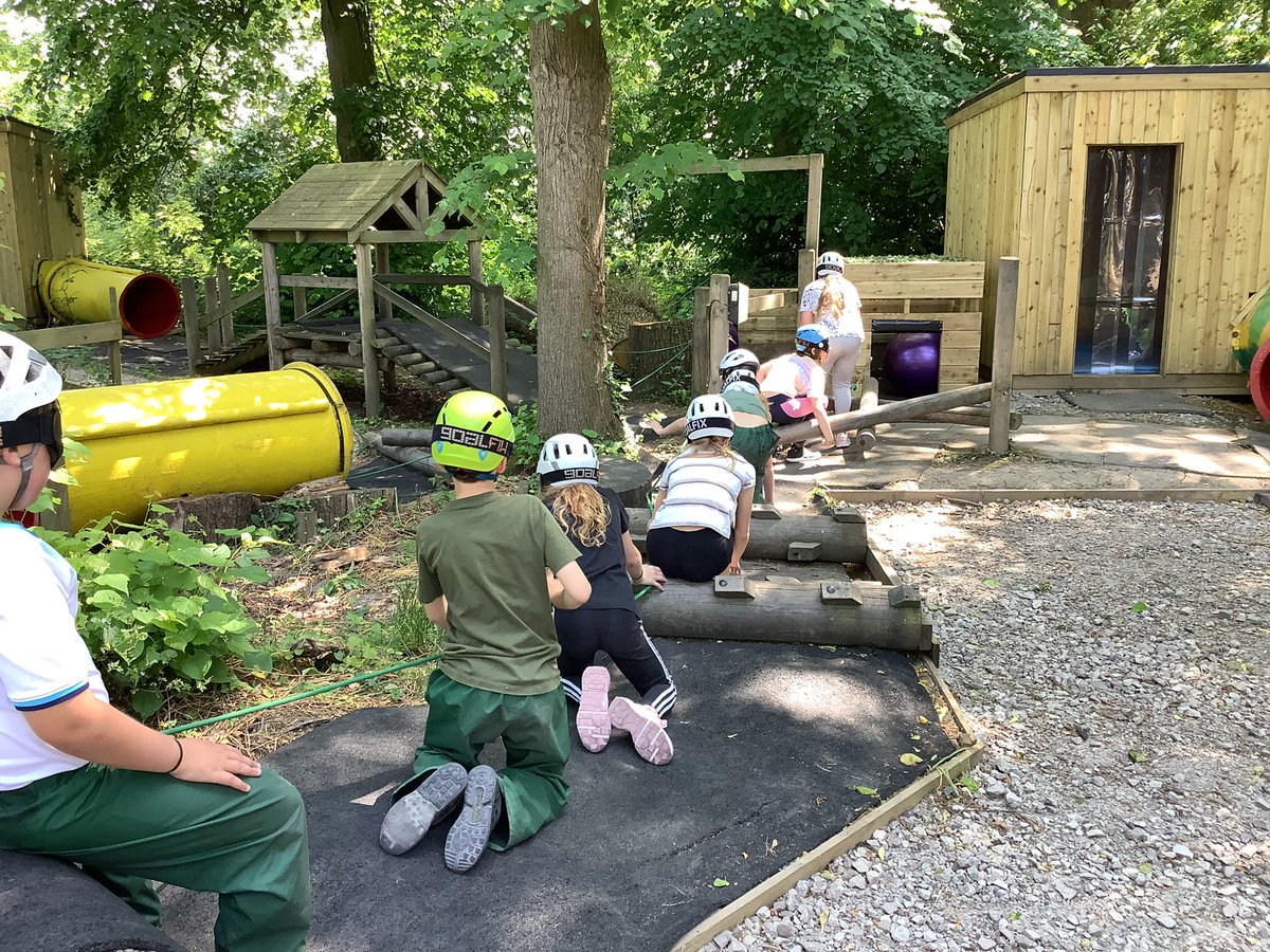 #RWPAWoodTeam got stuck into the Nightline this afternoon! Some great teamwork and communication on show as well as resilience, considering they were blindfolded! Oh, and being attacked by the ‘nesting squirrels’ that were hiding in the bushes @RWPAY6 #RWPARobinwoodResidential