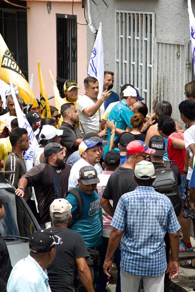 Pr1meroJusticia's tweet photo. ¡Se desbordó Yaracuy! 

@hcapriles llegó al encuentro con el estado Yaracuy, cientos de yaracuyanos salieron a las calles a expresar su respaldo y esperanza porque #LaVenezuelaDelEncuentro es posible. ¡Seguimos movilizados en cada rincón! 

#VamosAEcharPaLante https://t.co/GKaZSQBjkm