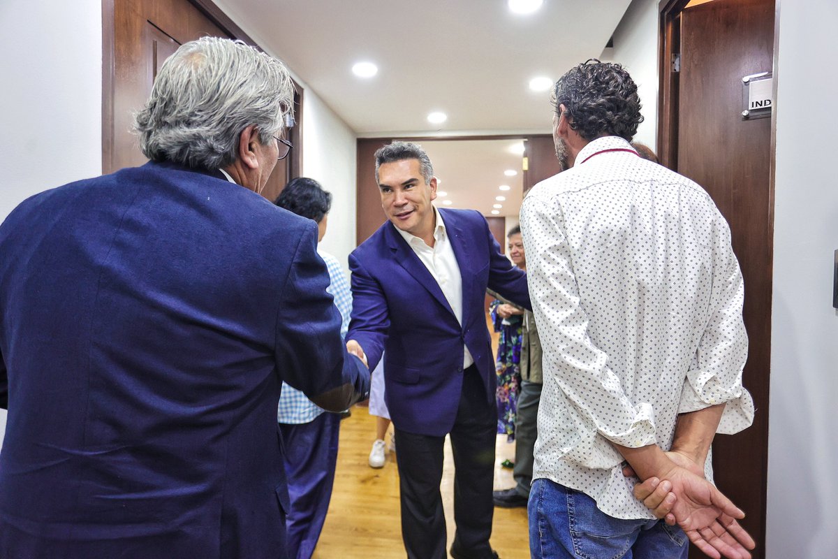 alitomorenoc's tweet photo. Nos reunimos con @ChalecosMxAC para refrendar el compromiso del @PRI_Nacional y de #VaPorMéxico, con las organizaciones civiles que defienden la democracia y promueven la participación ciudadana. ¡Muchas gracias a su Presidenta @AhiAlemoran y a todos sus integrantes! 💪🏼🇲🇽 https://t.co/SBeMEVUfa0