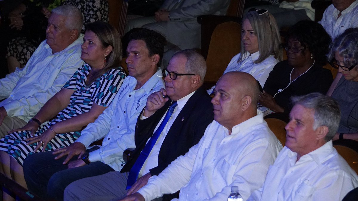 DrRobertoMOjeda's tweet photo. Celebramos el día del trabajador jurídico junto a trabajadores destacados de la capital, sede de las actividades centrales por su meritoria labor en el año 2022. Se ratificó su decisivo papel en la construcción y defensa de una sociedad cada vez más justa y plena. #Cuba https://t.co/pvFAykBrMV