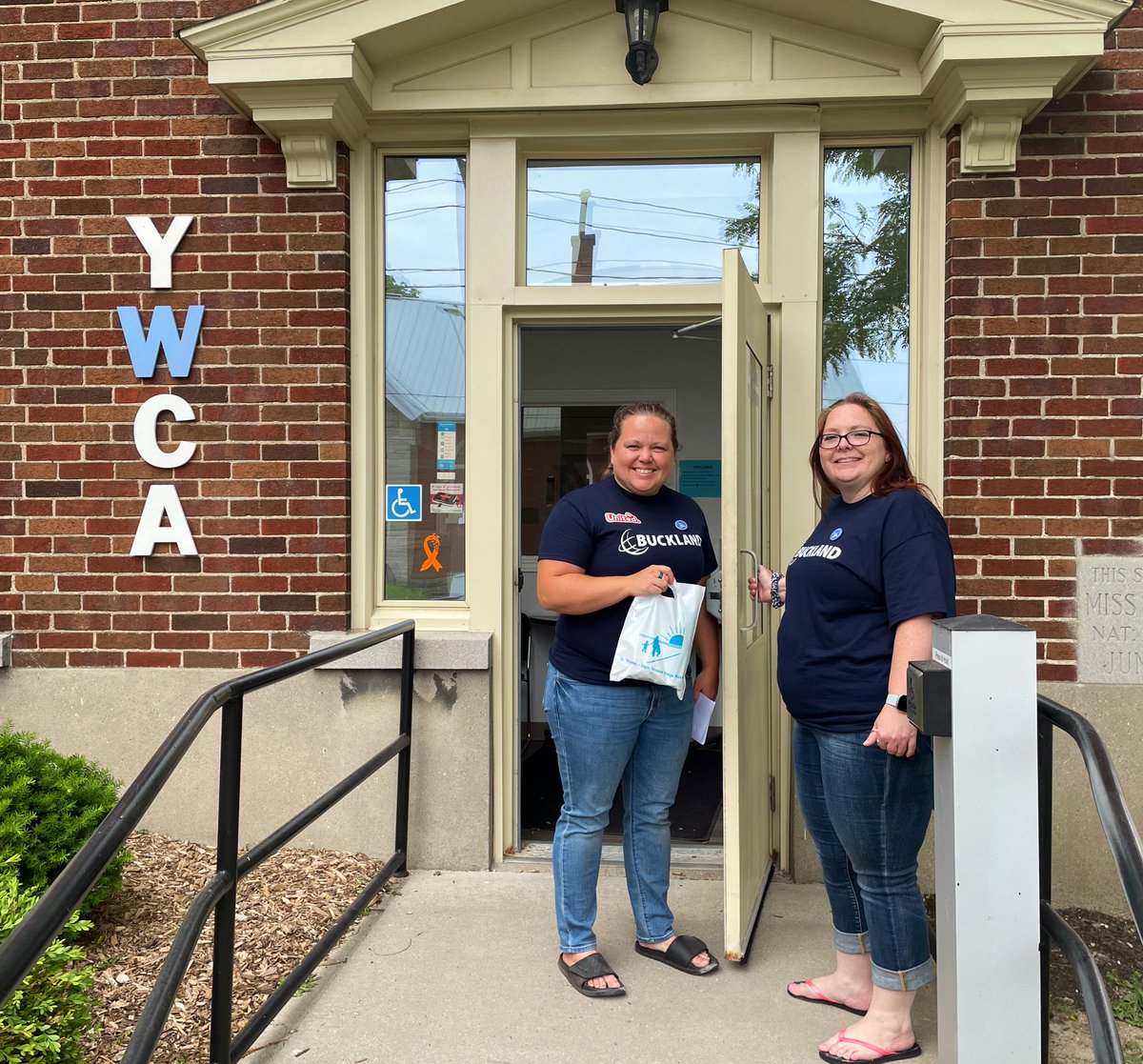 Spending time with amazing volunteers from <a href="/BucklandTweets/">Buckland</a>  who are getting the word out about services at Second Stage Housing, delivering information packages to partner agencies and local businesses in <a href="/cityofstthomas/">City of St. Thomas</a> #DayOfCaring <a href="/unitedwayemca/">United Way Elgin Middlesex</a>