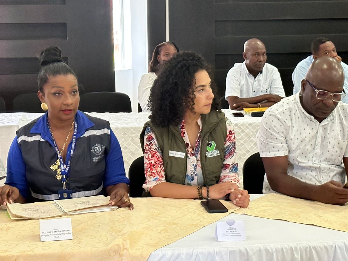 ICBFColombia's tweet photo. #ICBFenRegiones La Subdirectora @avel1984 llegó a #Chocó junto con el Ministro de Defensa @Ivan_Velasquez_, con el objetivo de escuchar y atender las peticiones de las comunidades en el marco de la coordinación de @ACADESAN. https://t.co/RA2ZqtzXaZ