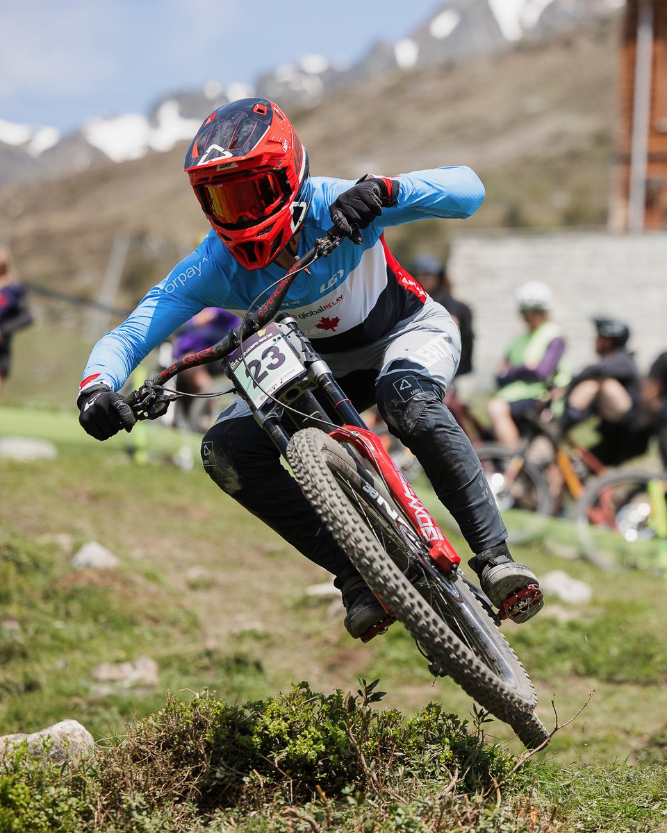 UCI_MTB's tweet photo. Riders conquering the Lenzerheide downhill track 💥

Who will be the king of the weekend? 👑🇨🇭

#MTBWorldCup https://t.co/WIjNHwh9Iy