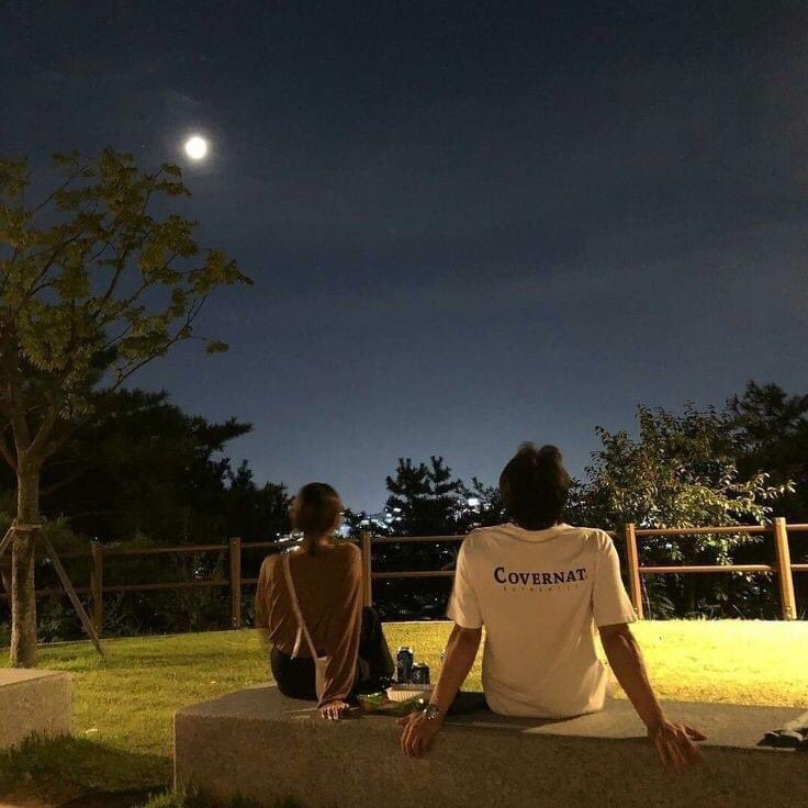 FilmlyX's tweet photo. Me, you and the moon ♡ https://t.co/ERlta2NOLs