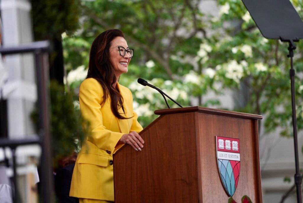 sxicex's tweet photo. Michelle Yeoh ให้คำแนะนำในวันจบการศึกษาของ Harvard Law School

มีช่วงนึงที่น่าสนใจ สำหรับคนที่กำลังล้ม กำลังพลาด กำลังสงสัยในตัวเอง กำลังสับสน:

“Learning how to fall teaches you how to land. And learning to land gives you the courage to jump higher.” https://t.co/QdtjRtnoeh