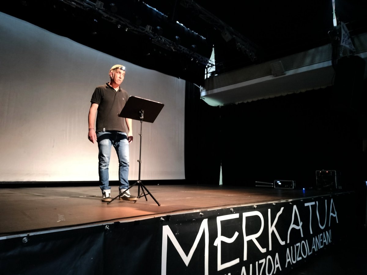 gure_esku's tweet photo. "Itsasargia da jitoan dabilenarentzako iparrorratza... Gaueko lainopean lehorrera onik heltzeko esperantza... Etorkizuna esperoan ez egotea da" Eskerrik asko, Gotzon Barandiaran! @gotzonbarandi 

#10urtebesterikez https://t.co/P8LPimv0MK