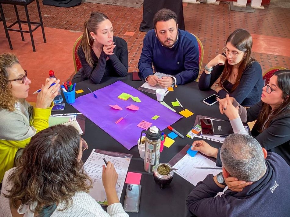MinisterioCyM's tweet photo. ✅️ El equipo del #LABip expuso sobre sus experiencias de Participación Ciudadana en el Segundo encuentro regional de Capacitación del Programa Federal de Estado Abierto, que se desarrolla en el Centro de Producción Audiovisual Leonardo Favio en 📍Quilmes, Buenos Aires. https://t.co/gsDILKt1fE