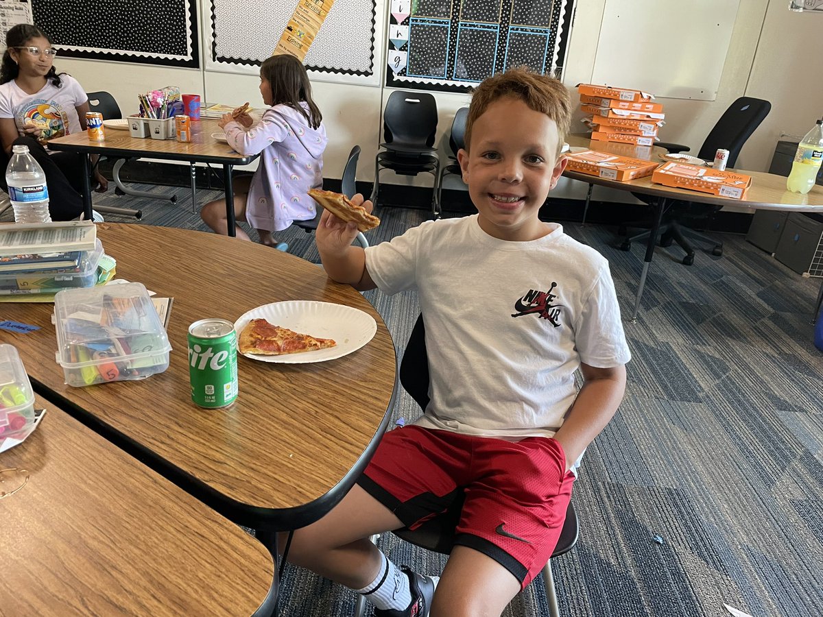 The last lunch of the year calls for a pizza party! 🥰🍕