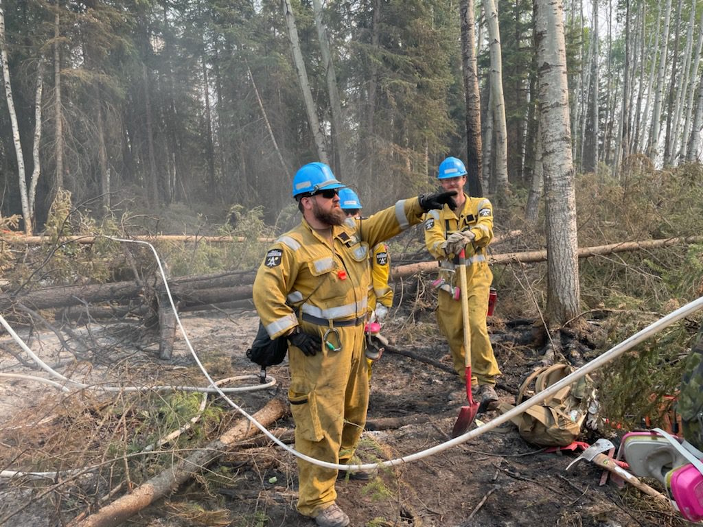 3CdnDiv3DivCA's tweet photo. -Fort Chipewyan-
Les membres du #1PPCLI travaillent à l'extinction des incendies qui brûlent actuellement dans la région de Fort Chipewyan. Les Rangers du #4GPRC sont également sur le terrain et continuent d'apporter leur soutien. #OpLENTUS. https://t.co/wRy5IgHiA7