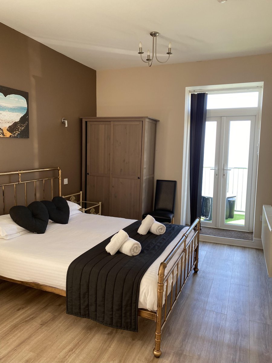 Lundyhouse's tweet photo. Fathers Day is slowly approaching and I'm sure you would love to spend it by staying in our sea view walk out balcony room🤩It is the only room left for these important dates, call 07969 723811 to make it yours now💫#FathersDay  #gift  #romantic #getaway   #beautifulview #balcony https://t.co/ho9VJLeySI