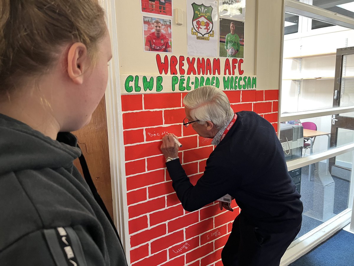 Delighted to welcome @Wrexham_AFC legend Dixie McNeil into school today where he met with students spoke with our @DameKellysTrust Mentor @Jenna_Downing and the @SportsLeaders leading the project. Dixie signed our wall and helped judge the portrait competition. Thank you so much.