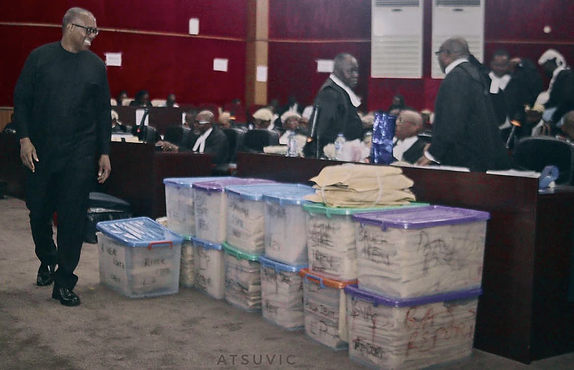 CrownprinceCom2's tweet photo. Obidients this is the Best Picture of the day.
Mr. Peter Obi and Evidence in the Court.

Make sure you Retweet and an emoji
Mine is 🤣🤣 https://t.co/XshbkekcXo