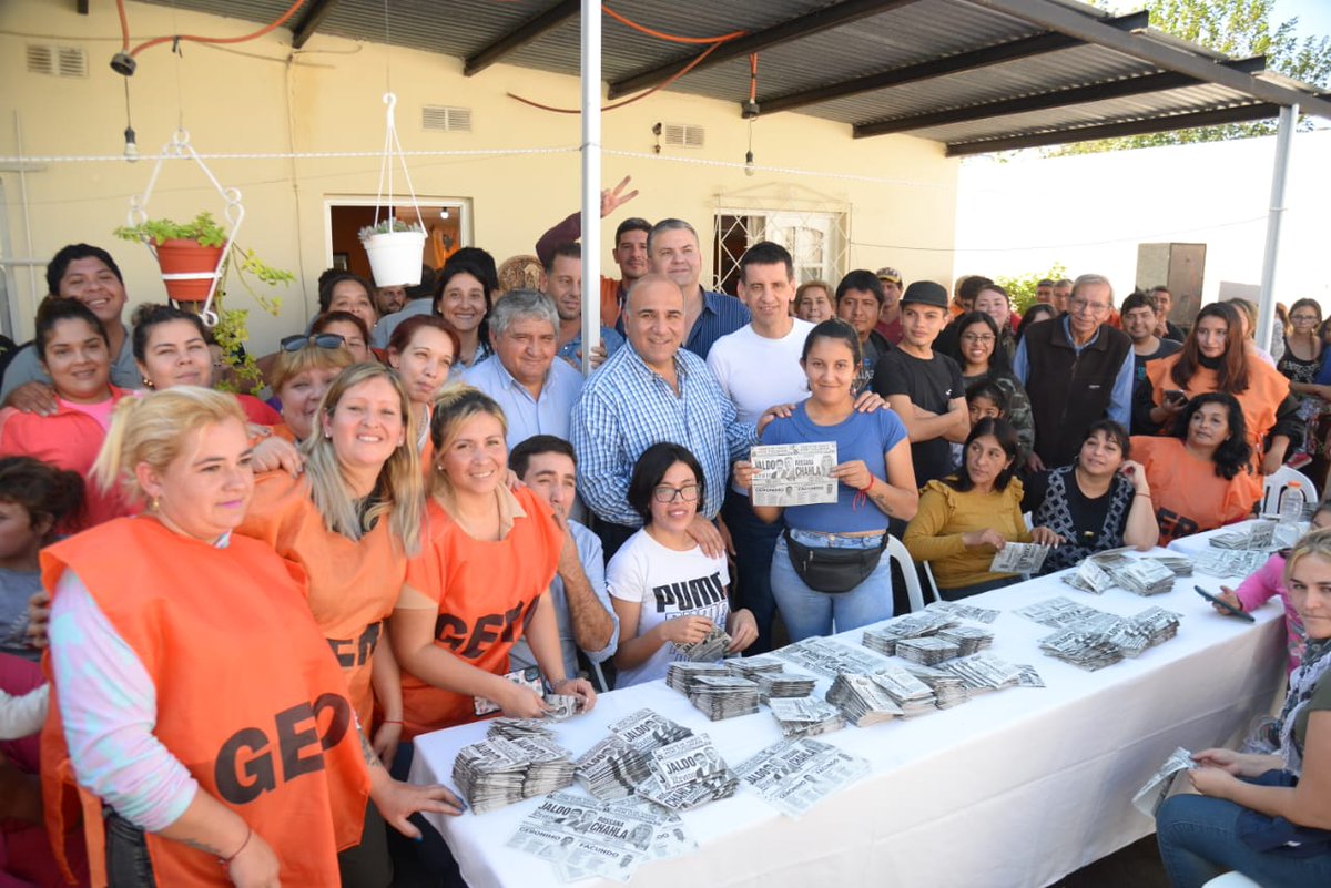 JuanManzurOK's tweet photo. Visitamos el barrio La Pólvora, en Villa 9 de Julio, donde compañeras y compañeros que trabajan con el candidato a legislador de Nuevo Espacio Popular, @GeroVAignasse, están movilizados y listos para cuidar los votos del #FrenteDeTodos este domingo. https://t.co/eSnNDi9Cgf