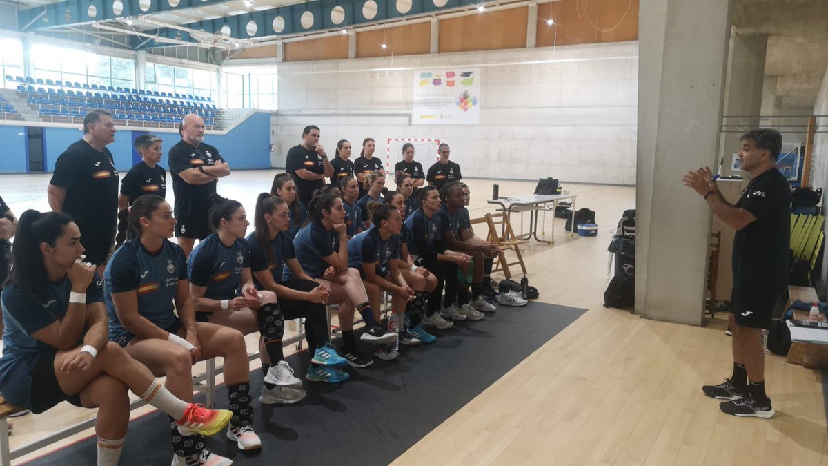 RFEBalonmano (@rfebalonmano) on Twitter photo 🇪🇸 #Guerreras 𝙢𝙤𝙙𝙚 𝙊𝙉 ✅
🤾🏽♀️ ¡El nuevo seleccionador nacional, Ambros Martín, dirige su primer entrenamiento con la Selección Absoluta!
💪🏼 Por delante, seis intensos días de entrenamiento en Hoznayo (<a href="/fcantabrabm/">Fed. Cántabra de BM</a>)
#SheLovesHandball 🇪🇸 #Guerreras 𝙢𝙤𝙙𝙚 𝙊𝙉 ✅
🤾🏽♀️ ¡El nuevo seleccionador nacional, Ambros Martín, dirige su primer entrenamiento con la Selección Absoluta!
💪🏼 Por delante, seis intensos días de entrenamiento en Hoznayo (<a href="/fcantabrabm/">Fed. Cántabra de BM</a>)
#SheLovesHandball