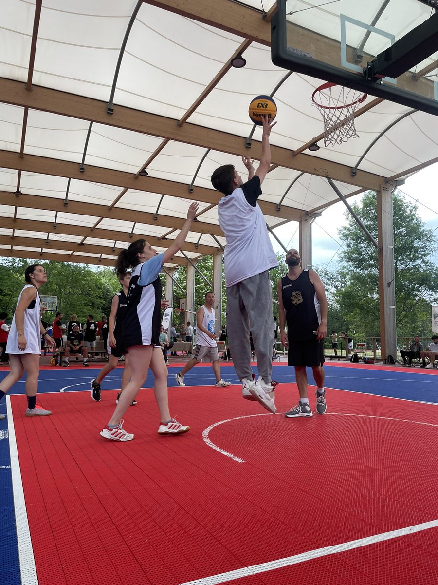 CREPS86's tweet image. Une quarantaine de joueurs et joueuses se sont réunis au CREPS de Poitiers pour un #tournoi interentreprises organisé par le festival @3x3poitiers 🏀

« L’objectif ce soir est de vous faire plaisir » @refrancomme