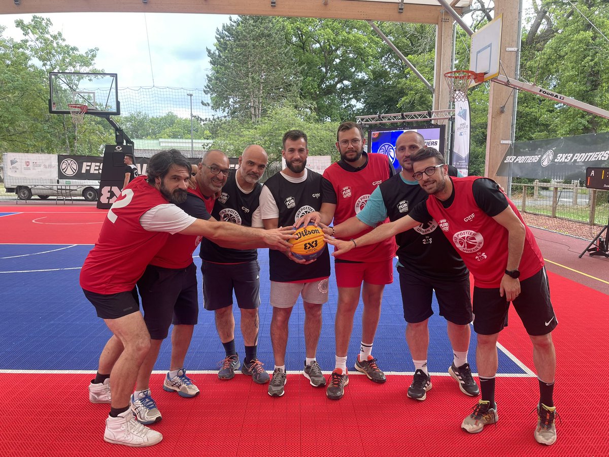 CREPS86's tweet image. Une quarantaine de joueurs et joueuses se sont réunis au CREPS de Poitiers pour un #tournoi interentreprises organisé par le festival @3x3poitiers 🏀

« L’objectif ce soir est de vous faire plaisir » @refrancomme