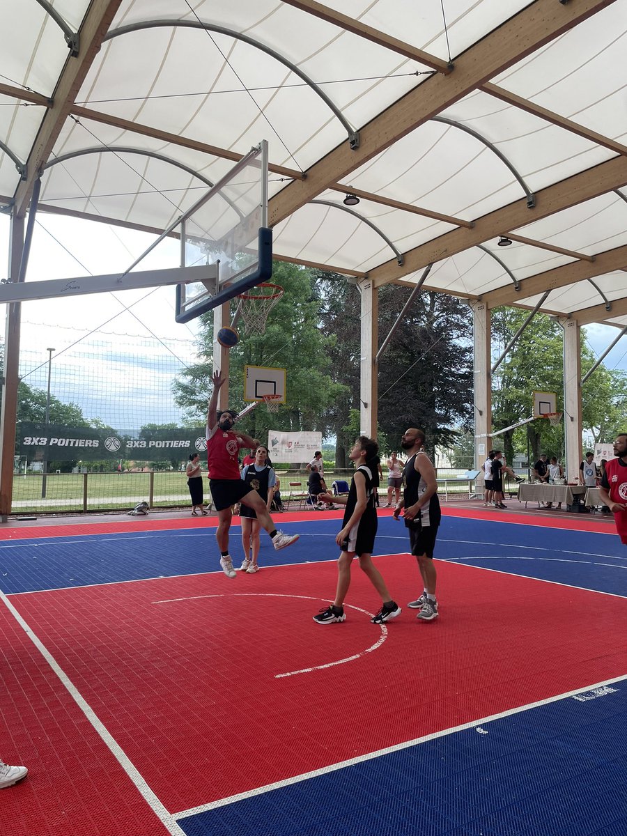 CREPS86's tweet image. Une quarantaine de joueurs et joueuses se sont réunis au CREPS de Poitiers pour un #tournoi interentreprises organisé par le festival @3x3poitiers 🏀

« L’objectif ce soir est de vous faire plaisir » @refrancomme