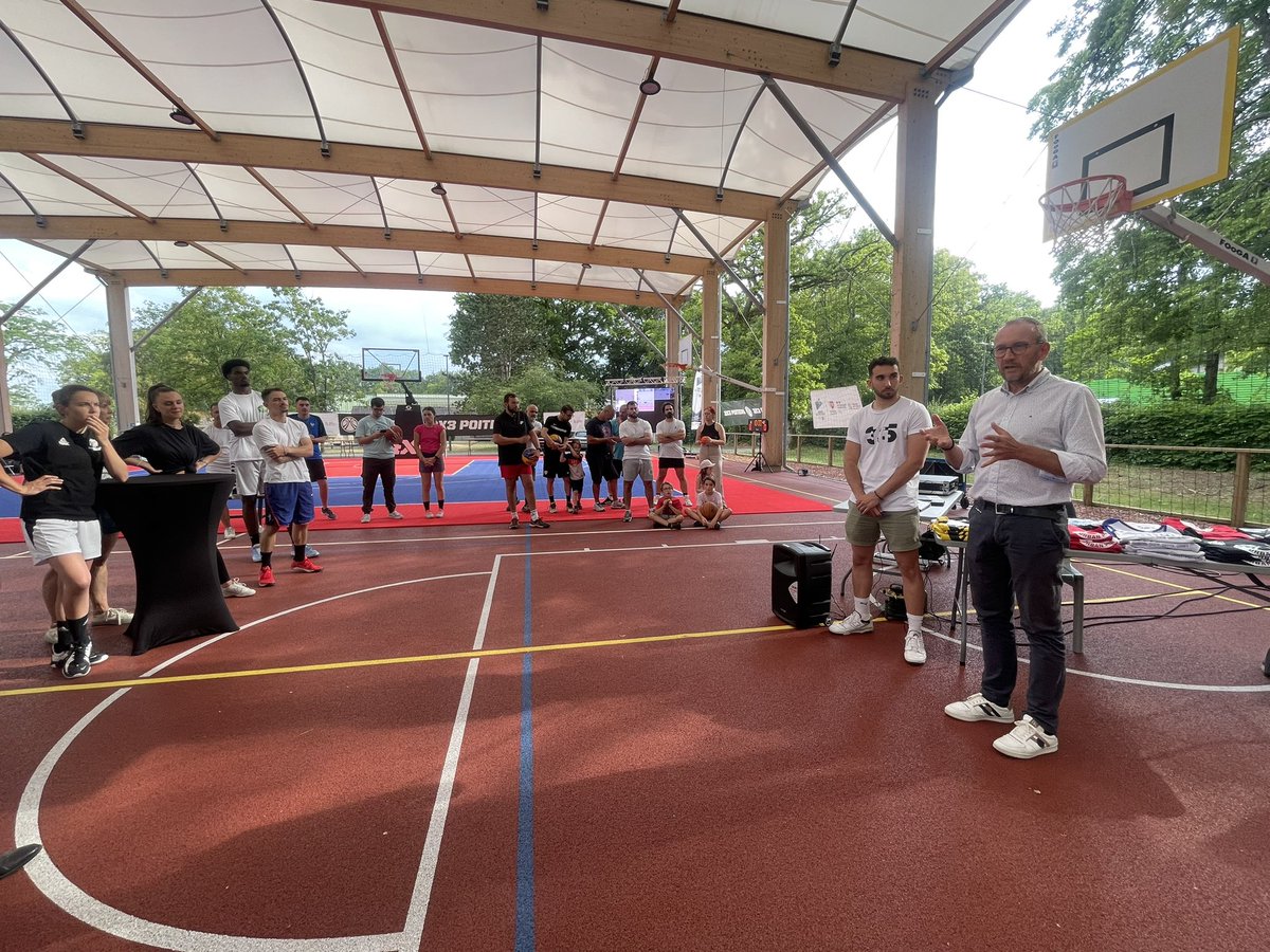 CREPS86's tweet image. Une quarantaine de joueurs et joueuses se sont réunis au CREPS de Poitiers pour un #tournoi interentreprises organisé par le festival @3x3poitiers 🏀

« L’objectif ce soir est de vous faire plaisir » @refrancomme
