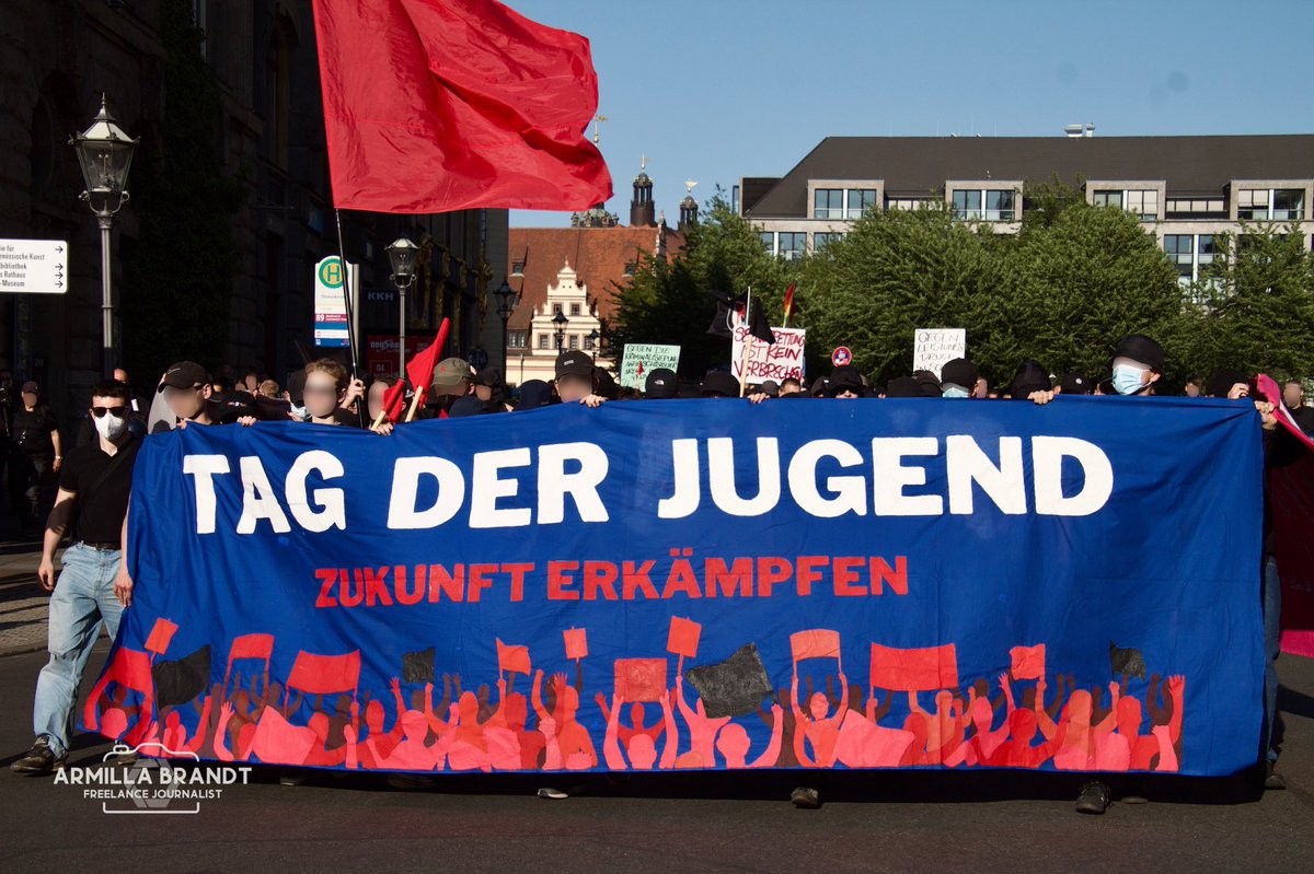 armillabrandt's tweet photo. THREAD 🧵:
Am Donnerstag dem 01. Juni 2023 versammelten sich mehrere hundert Menschen in #Leipzig auf dem Johannisplatz. Anschließend demonstrierten sie gemeinsam durch die Innenstadt, bis hin zur Sachsenbrücke.
#le0106
(1/6) https://t.co/27CmryxRwE
