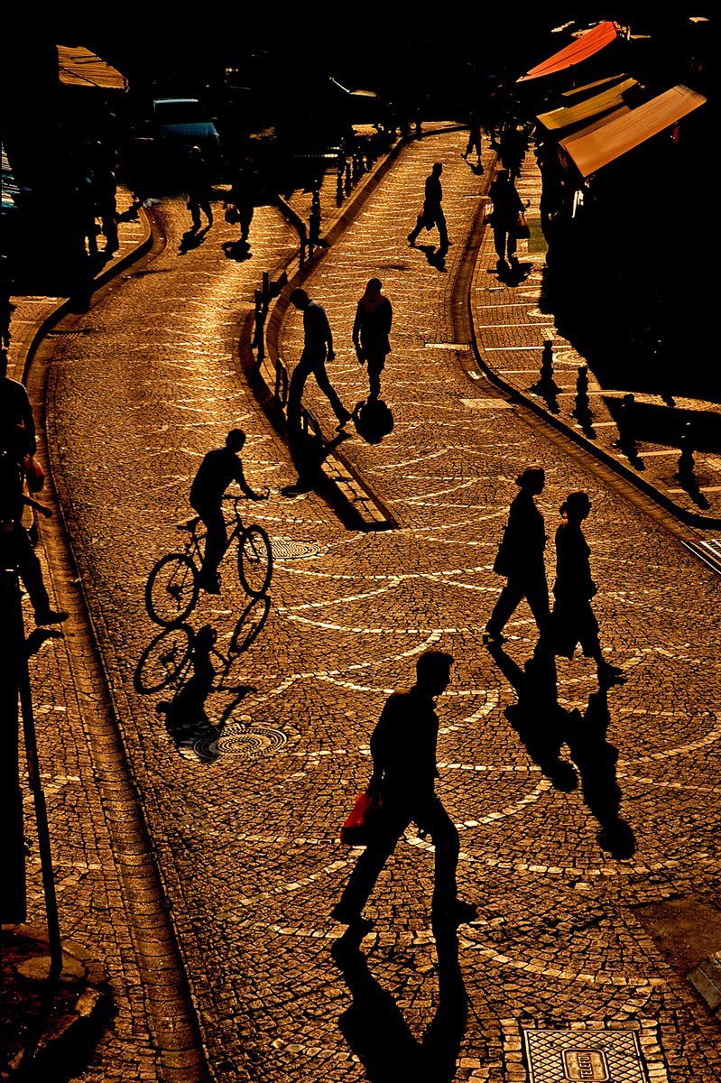 @jfx Hi Jf
'Silhouettes'
. Edition: 1/1
. Year : 2005
. Location: Üsküdar/ İstanbul / Türkiye  #streetphotography 

foundation.app/@berkerdalmis/…

#artshare #nftphotography