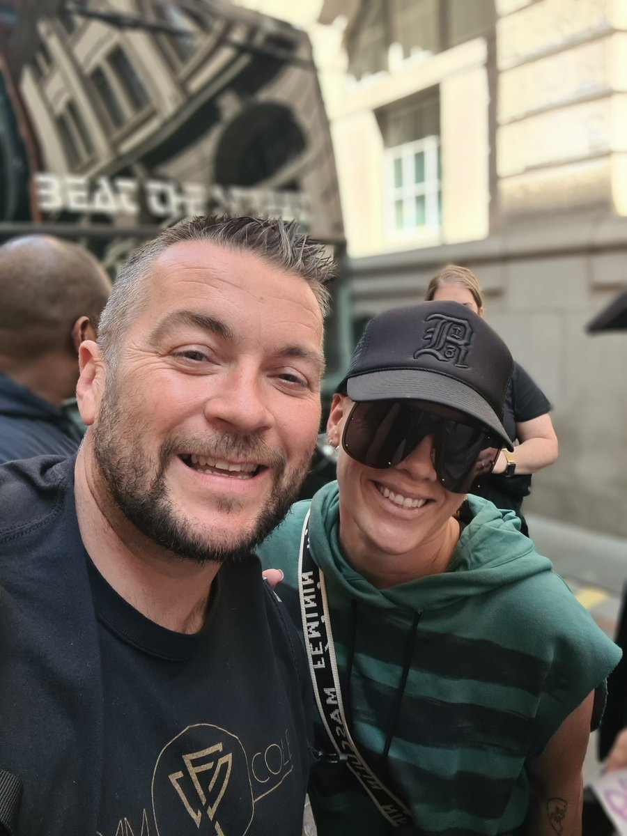 BigCheeseLogan's tweet photo. It was great to meet Pink today before her gig in Bolton #Pink #Pinkfans #Trustfall #AliciaHart #Canttakemehome #Misundaztood #trythis #imnotdead #Funhouse #Thetruthaboutlove #Pinklive #Pinkbolton #Beautifultrauma #Hurts2bhuman https://t.co/xBByBq2yvf