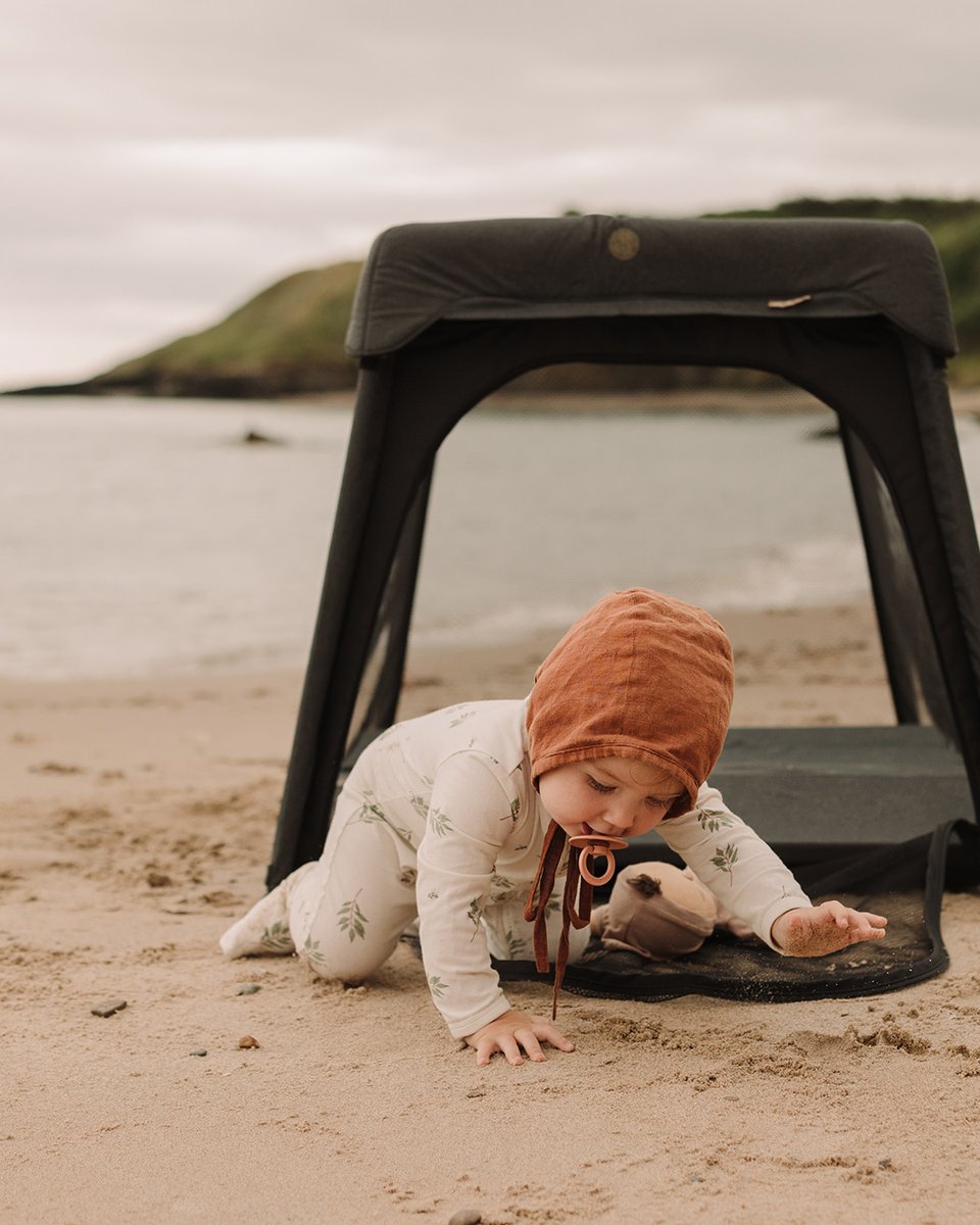 Hazy summer days spent at the beach  😍 🐚 🌊

With a waterproof base, ventilated mesh sides and a handy carry bag, the #Micralite Sleep&amp;Go is your new travel BFF  ✌️

🔎  Micralite Sleep&amp;Go Travel Cot: ow.ly/kgOp50OFzP3

📸:  @wilde_for_ever