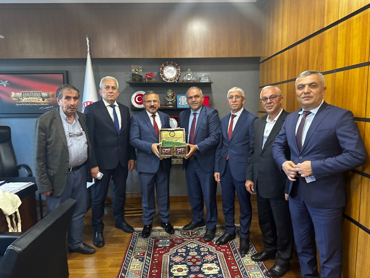 S. S. Tokat Esnaf ve Sanatkarlar Kredi ve Kefalet Koop. Bşk. Ahmet Hamdi Aydoğan ve Yönetim Kurulu Üyelerine ziyaretlerinden dolayı teşekkür ediyor, tüm esnaflarımıza hayırlı ve bereketli kazançlar diliyorum.