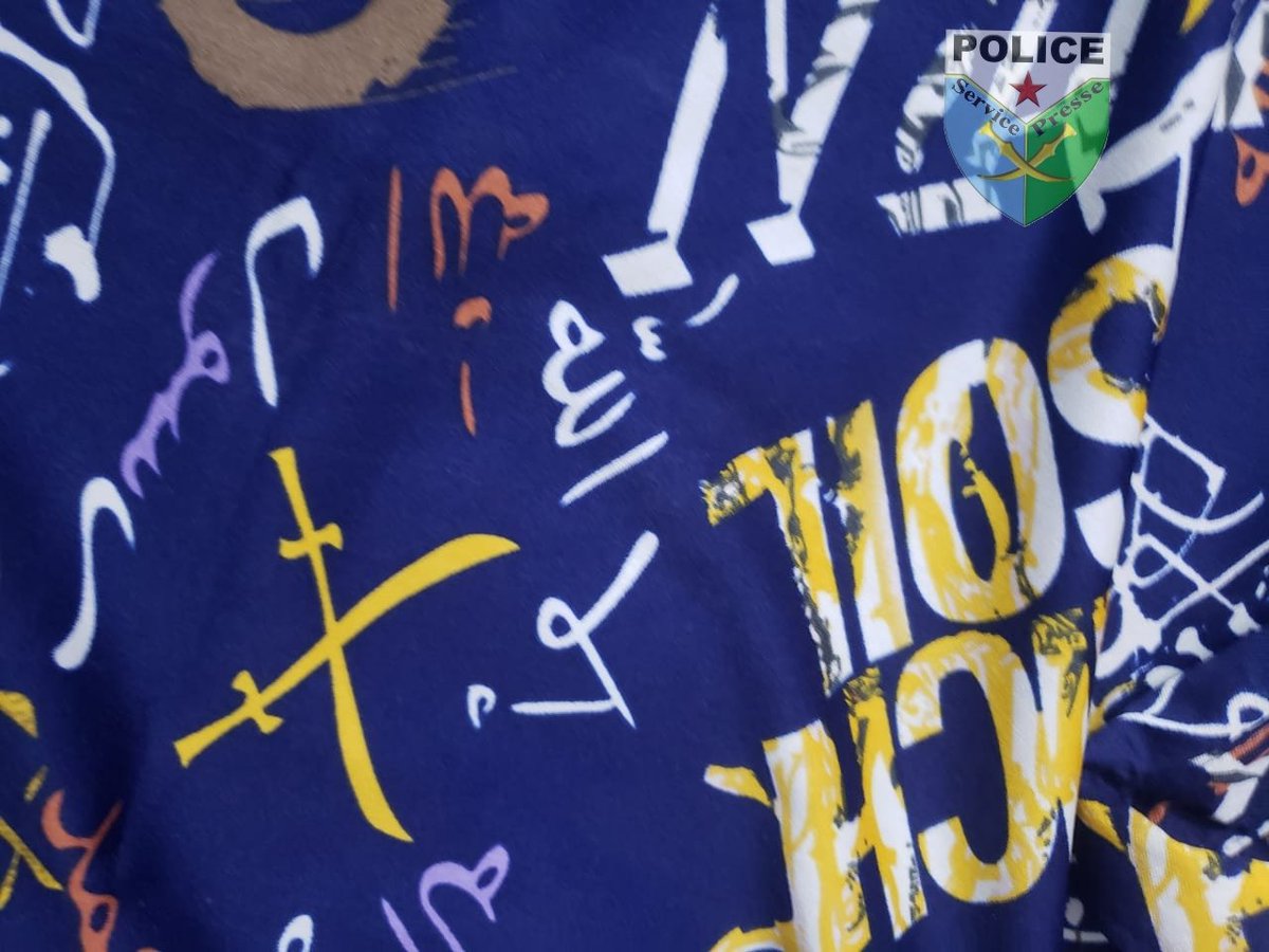 Dans la journée du 06 juin , les policiers du Commissariat du 1er arrondissement reçoivent des informations selon lesquelles un vendeur ambulant vend des chemises  avec les inscriptions
 «La Ilaha Ila Allah Mohamed Rasul Allah ». 

Aussitôt interpellé, ce dernier conduit les…