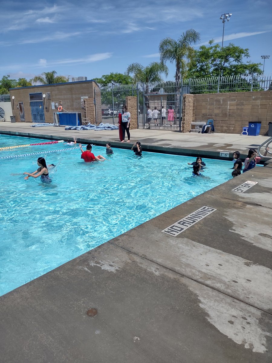 Meridian 5th gr. SWIM day MMS pool. Former Mt. Lion's stopping by to say hi. @APLee_CVUSD @MeridianCVUSD @CajonValleyUSD @BostoniaGlobal @ChristineSphar @mrcolemancvusd @EdHidalgoSD @readryan @BeableEducation