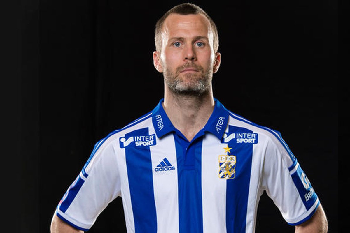 MaggiToka's tweet photo. Var framherji í 3 deildar liði Hattar, fer til Keflavíkur. Guðni Kjartans segir honum að færa sig í left back til þess að eiga séns. Rest is history, svakaleg félagaskipti sem breyttu ferli Hjálmars.  Kef 32 leikir 
Gautaborg 254 (club legend) 
Landsleikir 21
Þjálfar u19 Gautb. https://t.co/jljuCDamiz