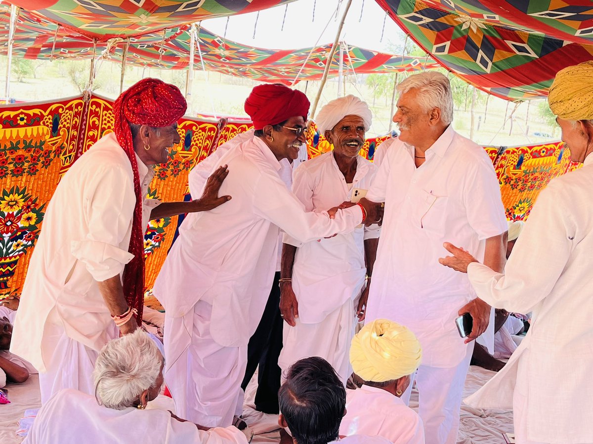 BaytuBalaram's tweet photo. बायतु विधानसभा क्षेत्र, गिड़ा पं.स.के जगराम की ढाणी (परेऊ) ग्राम पंचायत के देवासियों की ढाणी में श्री भंवरलाल जी देवासी के सुपुत्री के वैवाहिक कार्यक्रम में सम्मिलित हुआ।
#JagramKiDhani #Pareu #परेऊ #Gida #Baytu #बायतु https://t.co/9obJ1EMFfS
