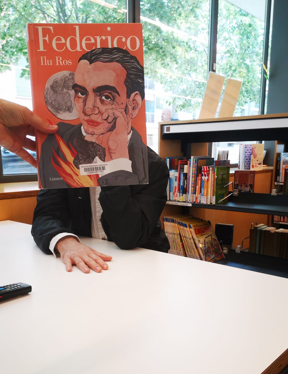 El #bookface d'aquesta setmana és un còmic-meravella de la il·lustradora i dibuixant Ilu Ros. Una mirada plena de passió, art i vida del poeta i de la seva poesia. Un preciós retrat de #Lorca publicat per @LumenEdit 

'Desnuda soledad sin gesto ni palabra' -F.G.Lorca