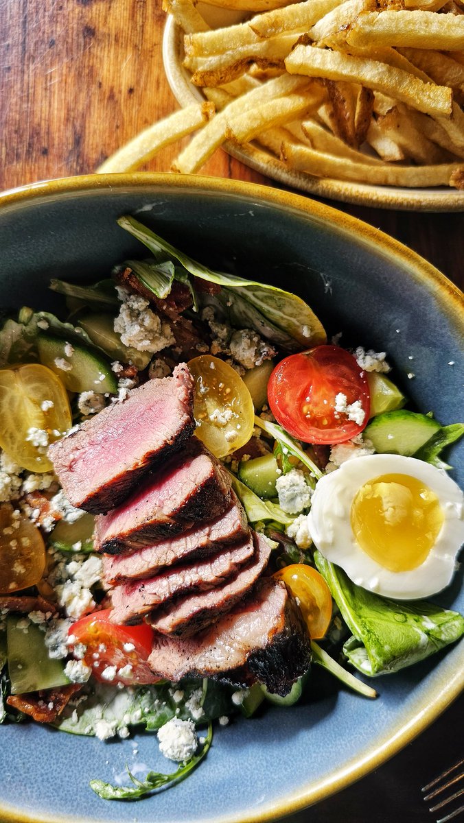 THE HARVEST COBB
Grilled 3oz Stiploin, Bleu cheese, soft boiled egg, maple bacon, heritage greens, cucumber, cherry tomato, smoked corn, pickled onion, buttermilk dressing