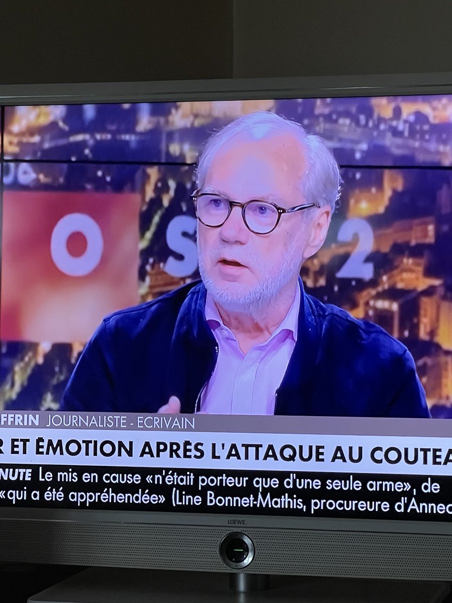 Incroyable ! Sur le thème du drame d’Annecy , Joffrin commence l’émission de Praud en défendant l’émigration et dit de celui-ci qu’il est de mauvaise foi ! Et traite Golnadel de menteur .
Quoi faire de cet hurluberlu ?!