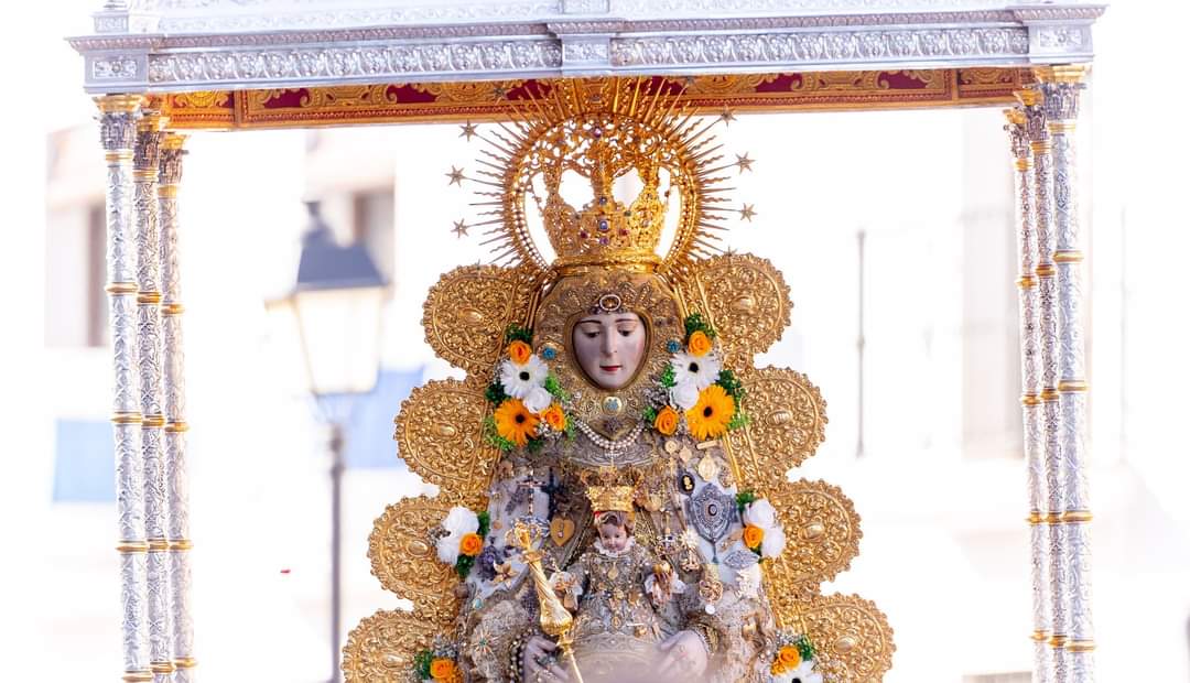hdadmatrizrocio's tweet photo. 👑 Se cumplen hoy 104 años de la Coronación Canónica de la Virgen del Rocío.

🟢 Un importante hito que supuso la movilización de la sociedad almonteña en particular, y la rociera en general, uniéndose por un fin común: coronar a su devoción de siglos a la Santísima Virgen. https://t.co/jjOnZfLtBP