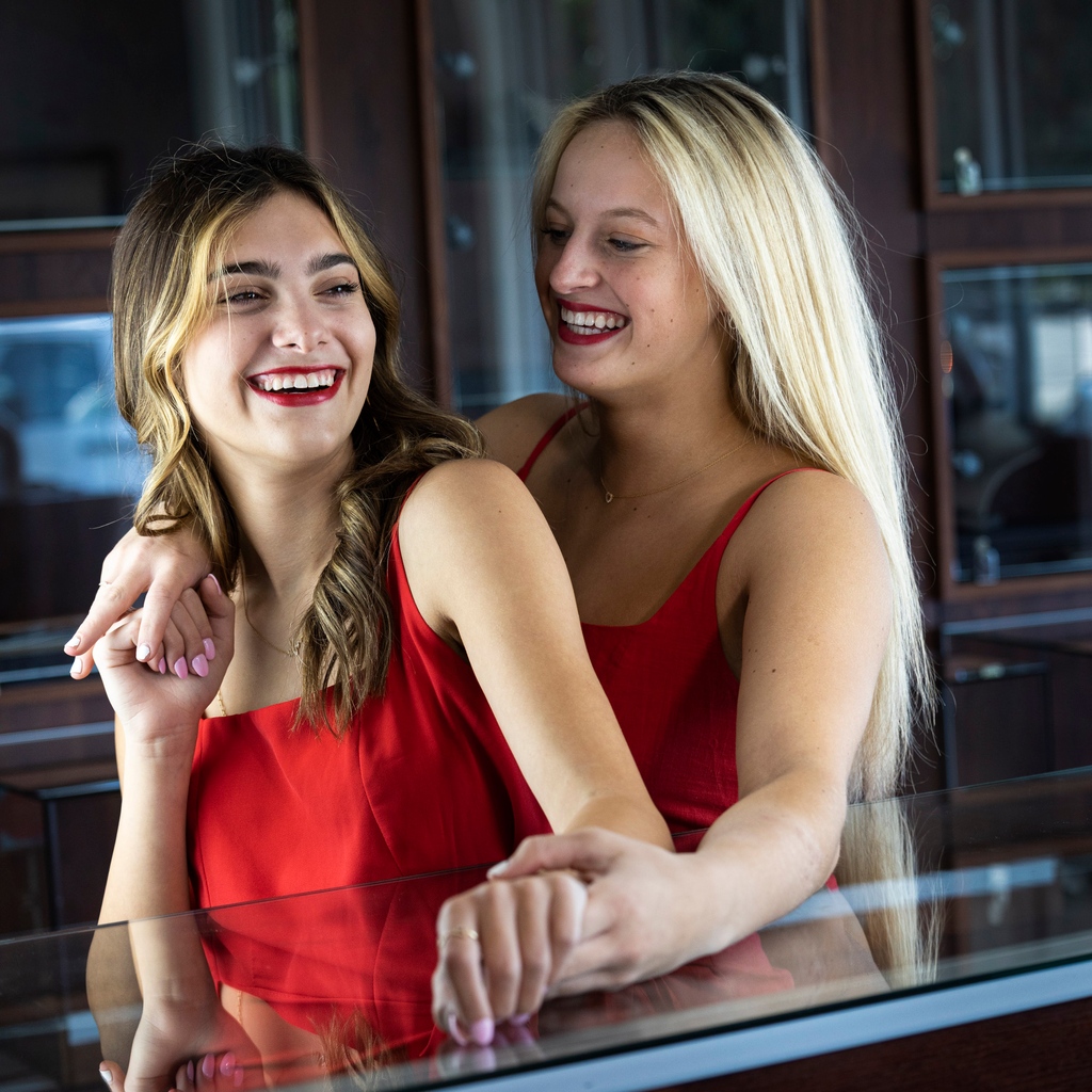 VardysJewelers's tweet image. Happy #NationalBestFriendsDay!!! What better to do today than get matching jewelry with your best friend! 👯‍♀️

OR come on by to Vardy&apos;s THIS SATURDAY with your best friend to #getlinked at our Permanent Jewelry event! 

Saturday, June 10
11am - 4pm