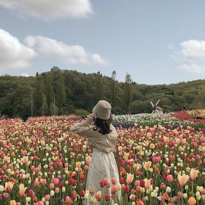 softdeIicacy's tweet image. surrounded by beautiful flowers.