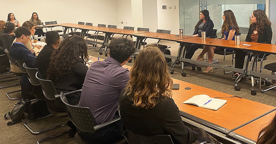 GrahamCenter's tweet photo. There is no end to the generosity of the great #GatorNation network. Thanks to @UF_Federal and @uf_clas, a number of UF students attending the '23 #Beyond120 DC excursion met with notable Graham Center alums and partners🐊🌐
#GatorAdvocates #UFinDC https://t.co/0wd8ax2ALC