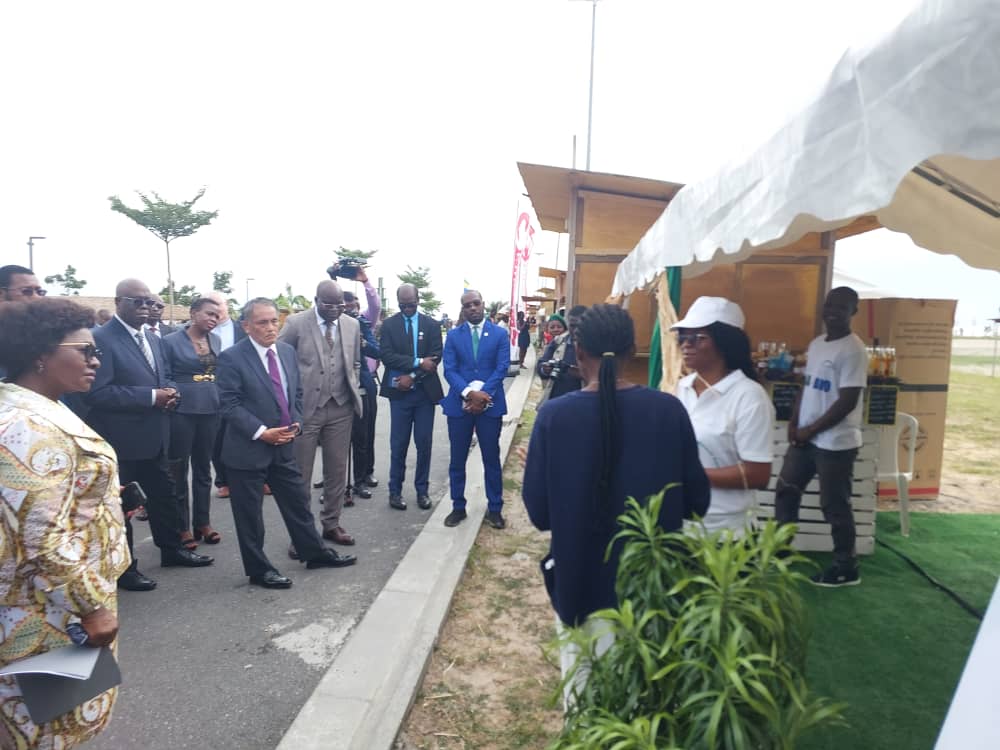 MoubaStephen's tweet photo. Visite du corps diplomatique accrédité au #Gabon au #MarchéVert à la découverte des #SolutionsLocales aux #ProblèmesGlobaux
Merci à tous !
Venez nombreux !
#GabonVert
@LeeWhiteCBE @ImmongaultH @FrankNguema https://t.co/Yngdmo0LH0