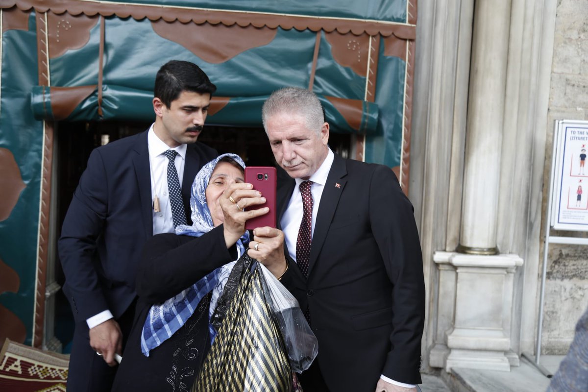 gul_davut's tweet photo. Allah mahcup etmesin,
Allah pişman etmesin,
Allah fitne ile karşılaştırmasın…

İstanbul’un manevi sahiplerinden Eyüp Sultan Hazretleriyle Fatih Sultan Mehmet hazretlerinin kabrini ziyaret edip  İstanbul Valiliğindeki görevimize başladık.

#İstanbul 🇹🇷 https://t.co/z9ckFAHw6N