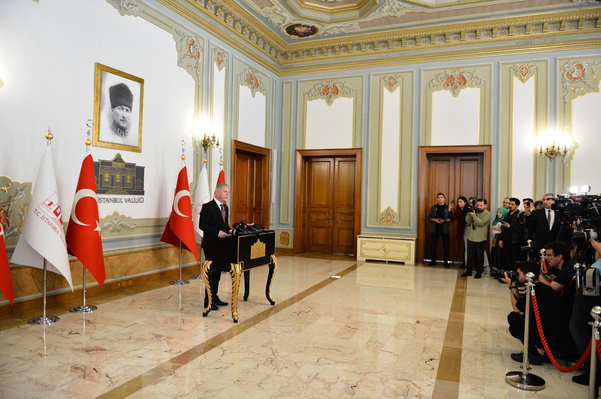 Allah mahcup etmesin,
Allah pişman etmesin,
Allah fitne ile karşılaştırmasın…

İstanbul’un manevi sahiplerinden Eyüp Sultan Hazretleriyle Fatih Sultan Mehmet hazretlerinin kabrini ziyaret edip  İstanbul Valiliğindeki görevimize başladık.

#İstanbul 🇹🇷