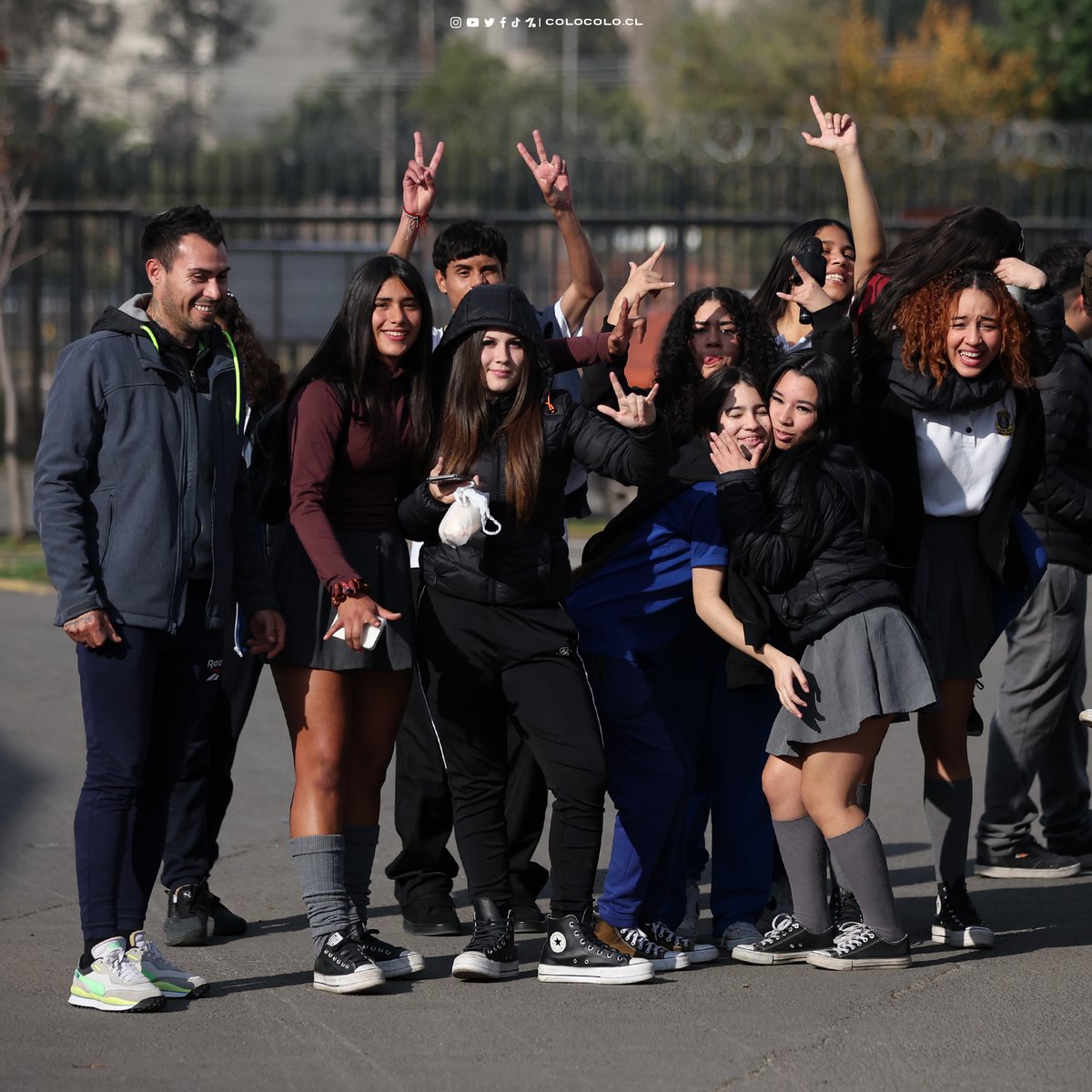 ColoColoFem's tweet photo. Este jueves invitamos a varios colegios de Macul, para que vivieran la experiencia Monumental. Gracias por apoyar en cada jugada y por gritar con tanto entusiasmo cada gol de las albas... estamos muy felices por su visita albos y albas. 

¡Todos somos Colo-Colo! https://t.co/lWljKGHPwz