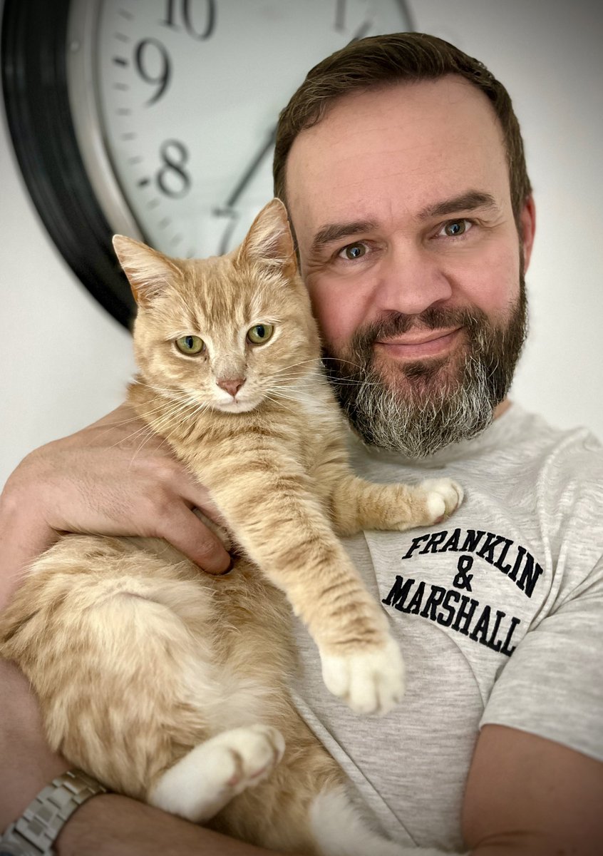 Ok I pick Daddy as my best friend 😹😹😹 Happy Best Friend Day! 🧡😻🧡 #catsoftwitter #catsontwitter #adoptdontshop #CatsLover #catsprotection #catsprotectionawards #voteeric #rescuecat  #NationalCatAwards #BestFriendDay