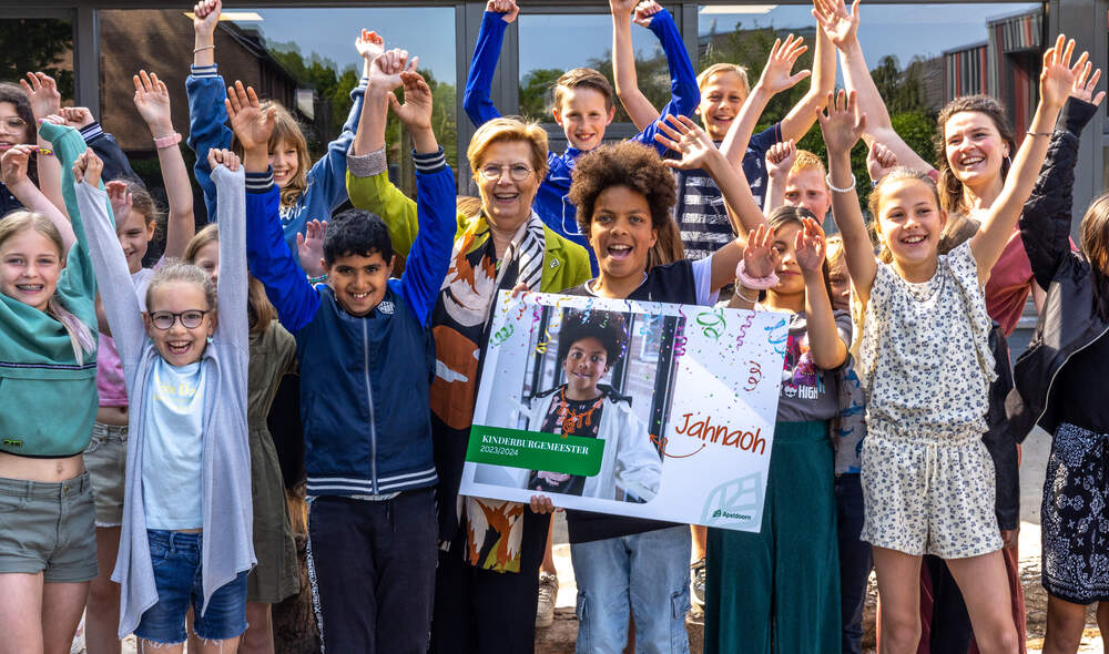 ApeldoornActuee's tweet photo. Jahnaoh is vanaf de september de nieuwe kinderburgemeester van gemeente Apeldoorn. Wethouder Anja Prins (jeugdparticipatie) verraste hem woensdag in de klas van Montessori Passe-Partout Kerschoten. #AnjaPrins #Jahnaoh

https://t.co/3wX0VvcnTf https://t.co/n7fWxVC7YC