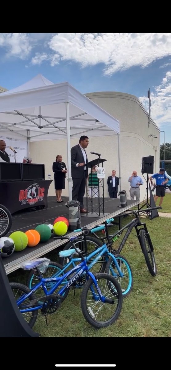 dallasschools's tweet photo. The summer meals kick off was a blast!   Couldn't attend the kick off? No worries, learn where to access breakfast and lunch at NO COST for children 18 and younger.  https://t.co/7ZM30HPSwy https://t.co/vtTcjlijfp