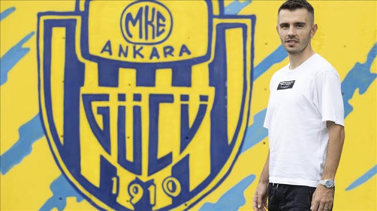 11-Ankaragücü
Seneye 20 transfer ile başlayan Ankara, tıpkı diğer takımlar gibi berbat başladı. Hocasını kovan ekip,Ömer Erdoğan’la anlaştı ve ufak bir nefes aldı. Ancak Ömer hoca da çuvallayınca Ankara için işler zora girdi. Fakat Tolunay hocanın gelişi ile kaldı.